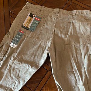 Men's 42 x 30 wrangler loose fit cargo pants